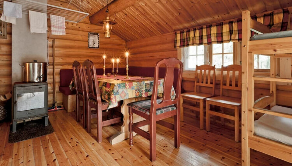 Hyta har det som trengs for skikkelig hyttetur på Finnskogen, med ovn, fem sengeplasser, kjøleskap, gass til matlaging og strøm fra solceller.