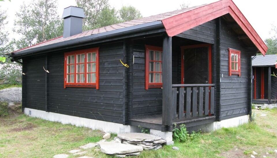Hytta ved Gåsbu ligger like ved innoset til elva Merre, som kommer fra Merrabotn. Oset er en god fiskeplass.