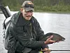 Fiskeguide Marius tollan med stor harr fra Kvennan Flyfishing i Glomma