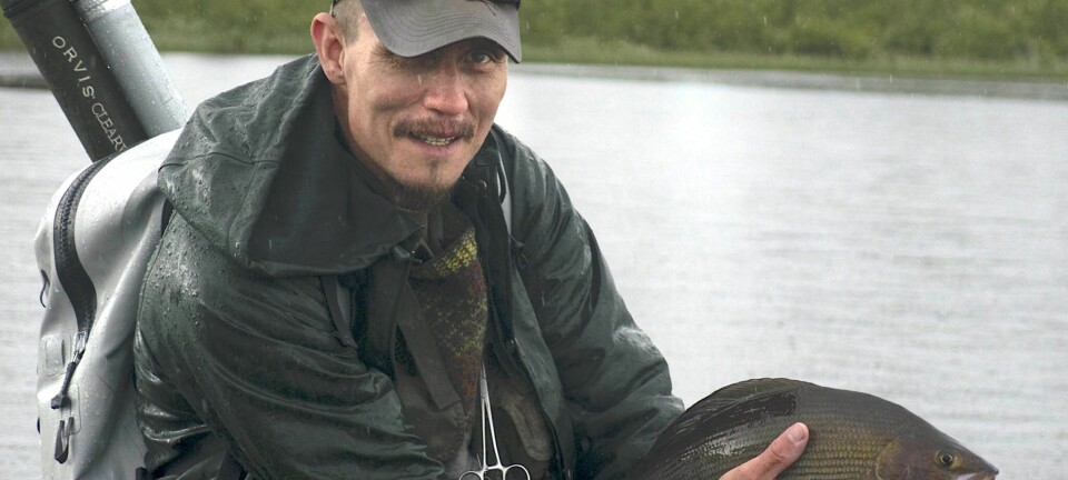 Fiskeguide Marius tollan med stor harr fra Kvennan Flyfishing i Glomma