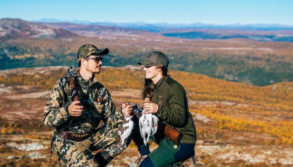 Mann og kvinne med rypefangst fra jakt. Høyfjell, høst.