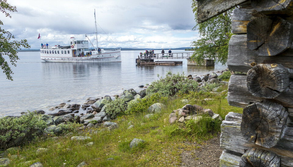 Båten Fæmund II legger til brygga ved Røoset i Femunden.