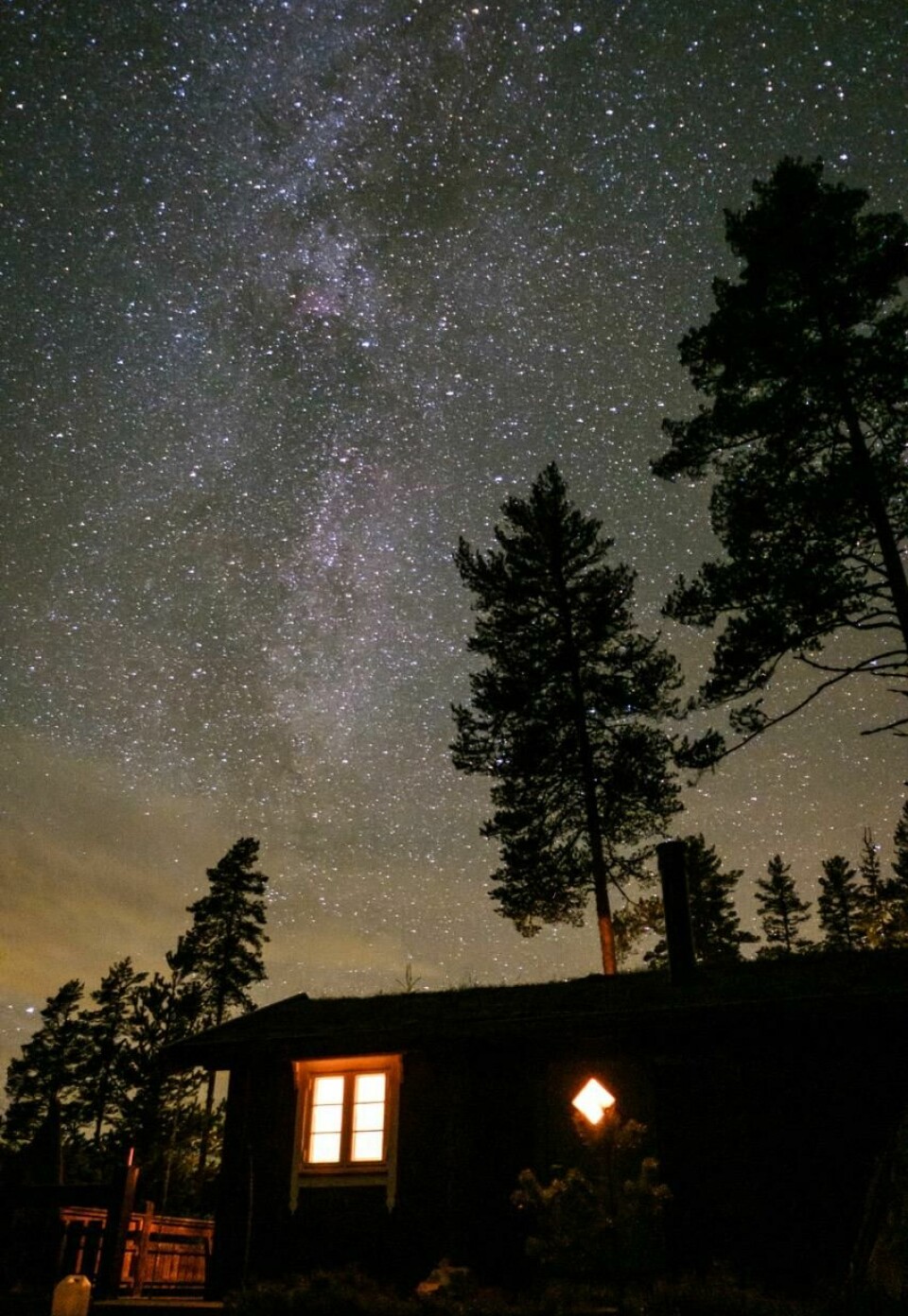Hytte ved kalsjøen på Finnskogen. Stjernehimmel Melkeveien.