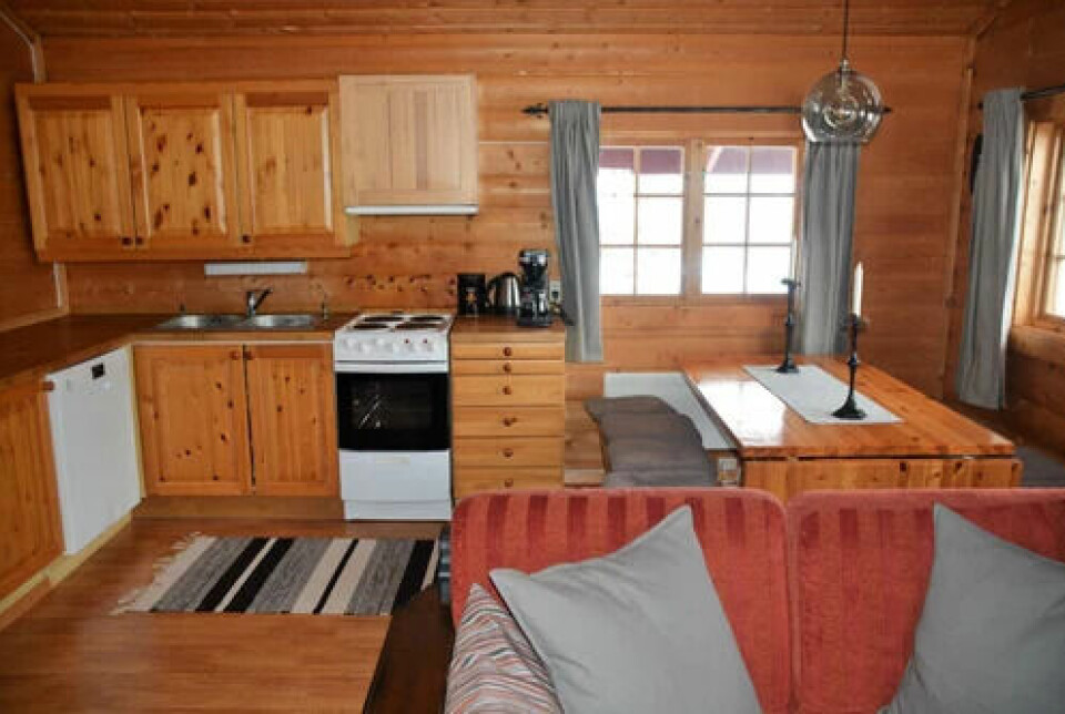 Hytta har fullt utstyrt kjøkken, stue med peis og tv og ett bad.