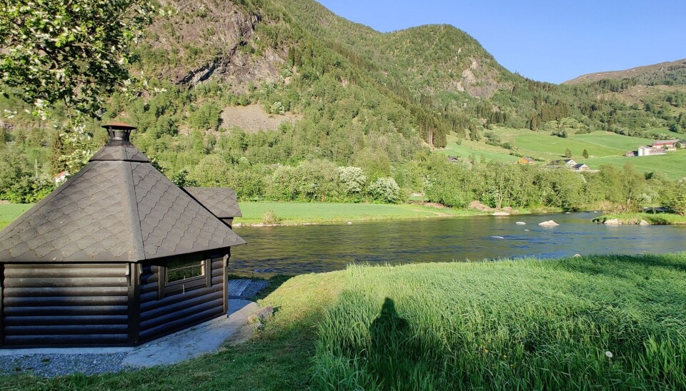 Lakseelva nausta. Gapahuk på bredden.