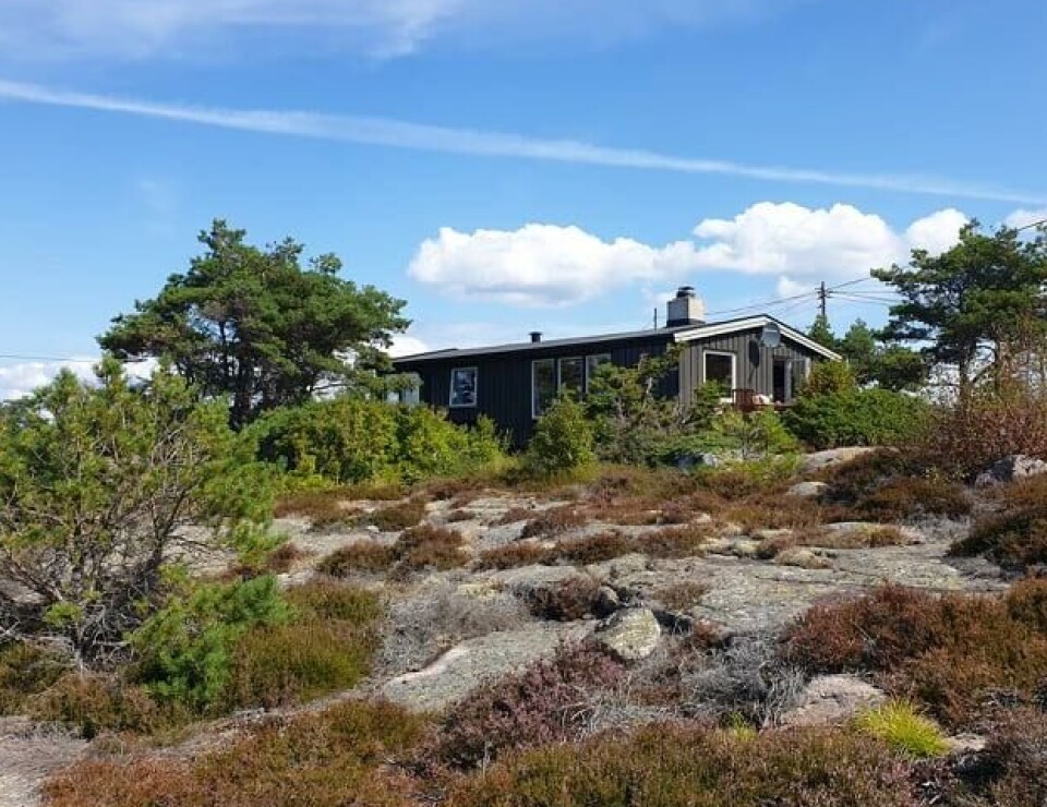 Hytta ligger fritt og åpent i terrenget, har vann, strøm og oppvask- og vaskemaskin.