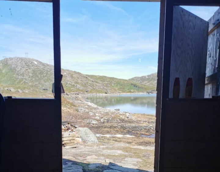 Utsikten fra hytta er det ikke noe å klage på, og du trenger heller ikke gå langt for å fiske eller bade.