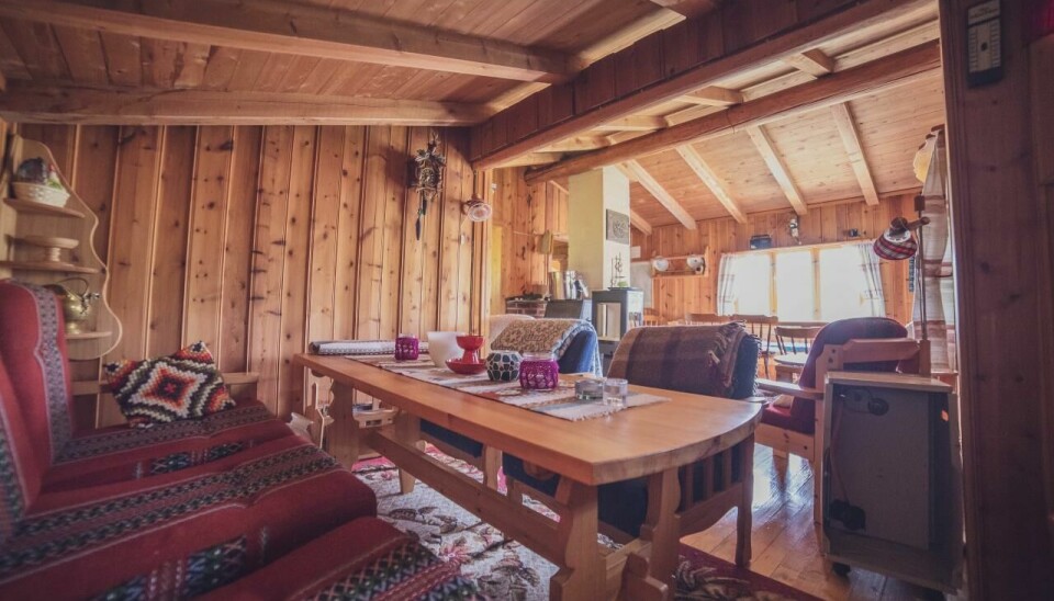 Hytta har en koselig stue med peisovn, kjøkken som inkluderer det man behøver av kjøkkenutstyr, komfyr og kjøleskap. Spisebordet har plass til seks.