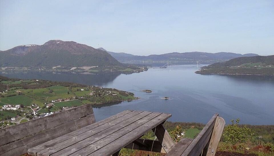 Kan du tenke deg et bedre sted å spise frokost i sommer? Og vite at du har hytta helt for deg selv, bare fem mil fra Kristiansund?