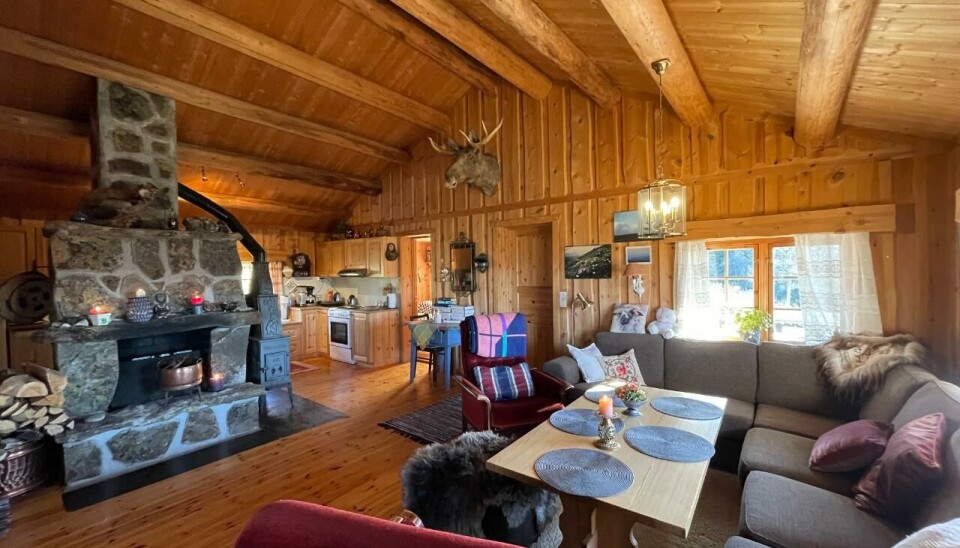 … og slappe av foran den gedigne peisen.