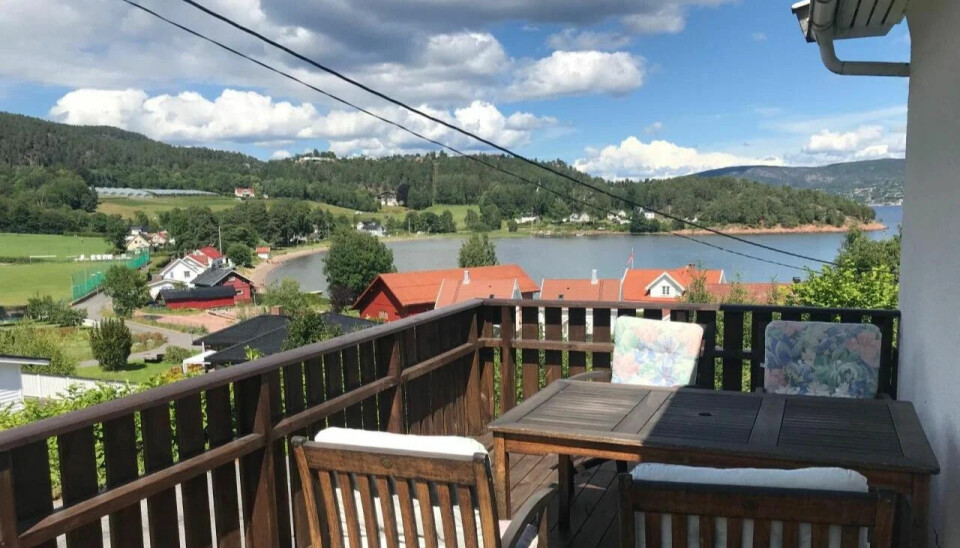 Fra verandaen har du fin utsikt til fjorden og kulturlandskapet rundt.