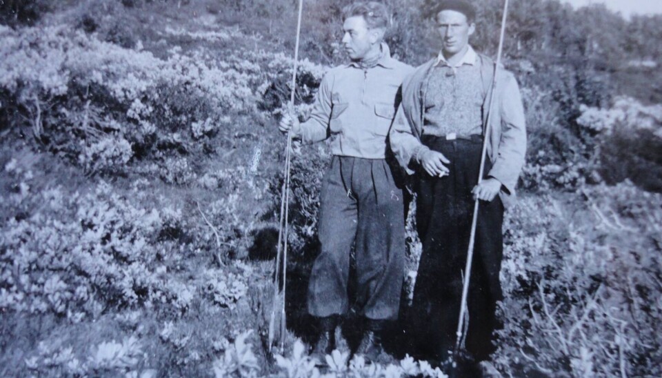 Valdres har lange og rike fisketradisjoner. Her er Franck P. Madsen og Ola T. Kvien avbildet på vei ut, i 1935.