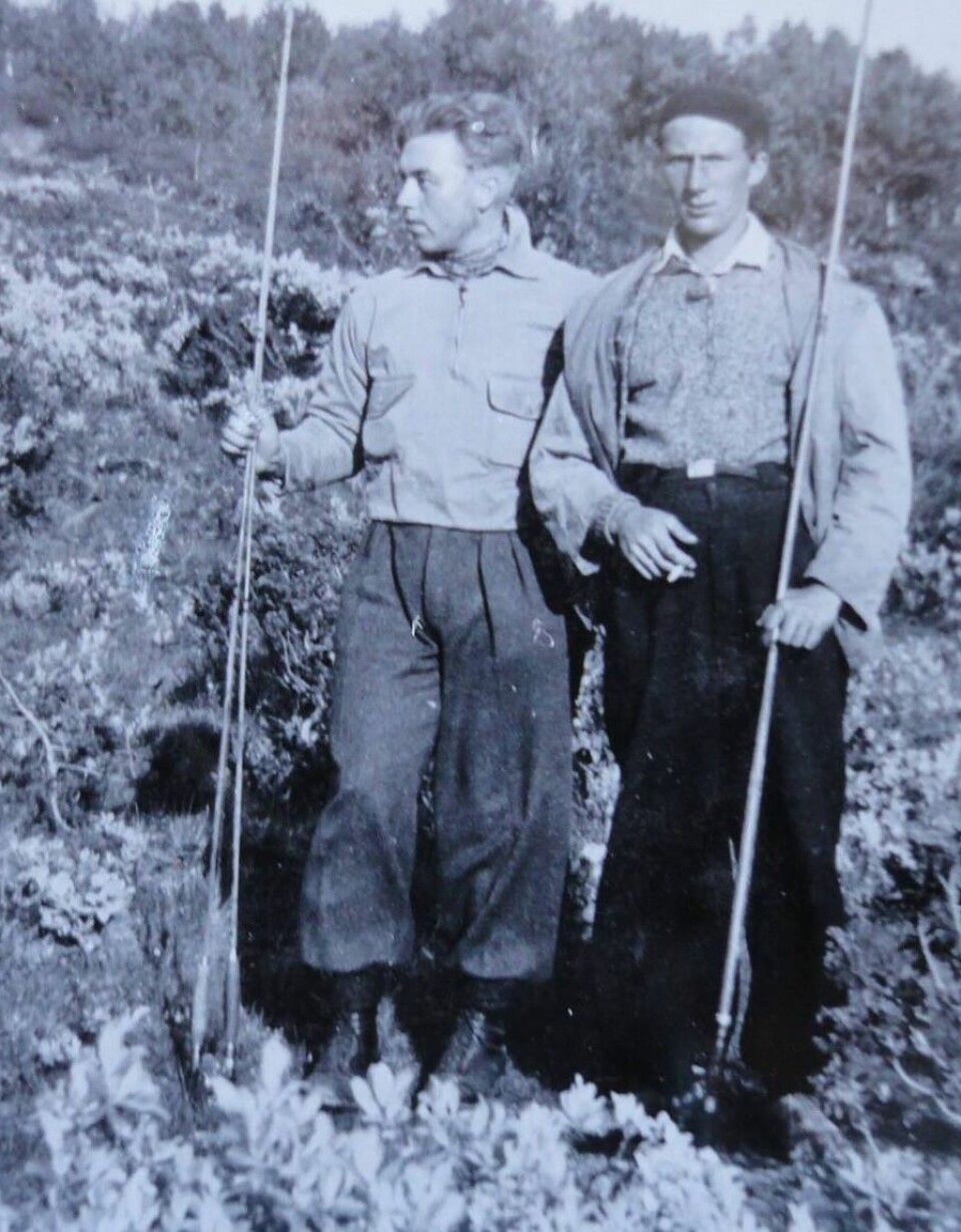 Valdres har lange og rike fisketradisjoner. Her er Franck P. Madsen og Ola T. Kvien avbildet på vei ut, i 1935.