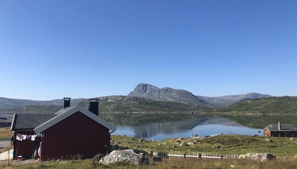 En hytte- og fisketur til Valdres er verdens beste ferie når fjellet stråler som her. På Inatur.no finner du flere hytter du kan leie der.