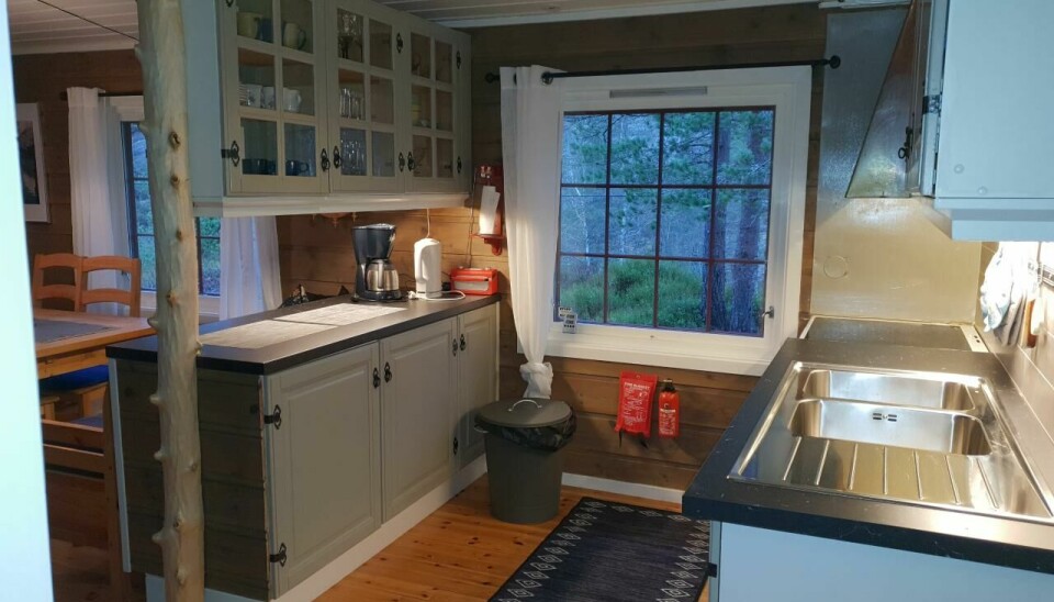 Hytta har alt nødvendig kjøkkenutstyr og god plass til matlaging og oppvask.