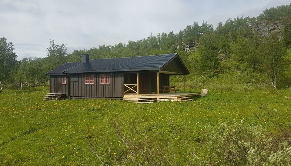 Hytta ligger fint til i fjellbjørkeskogen, med ørretvann og jaktmarker i alle retninger.