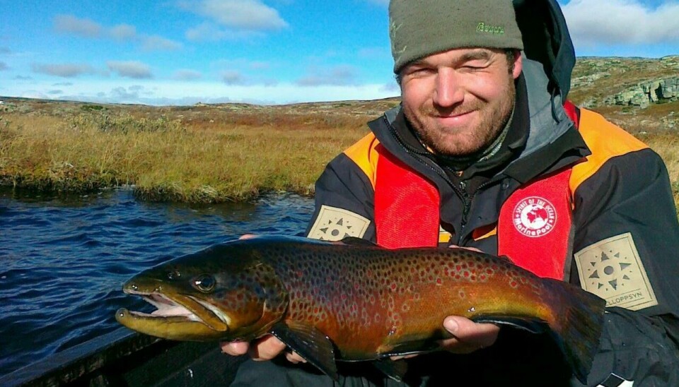 Fjelloppsyn Kristian Hansen med grov ørret under prøvefiske på Åsdalstjønna – 1,5 kg.
