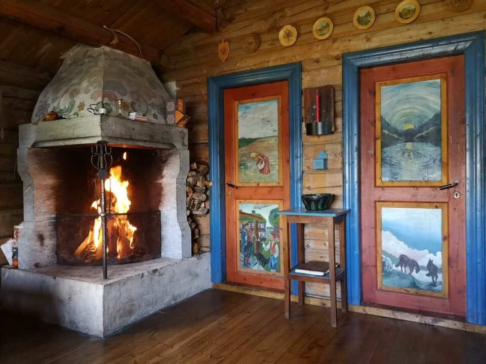 Hytta har en stor og flott peis og mange tradisjonelle detaljer.