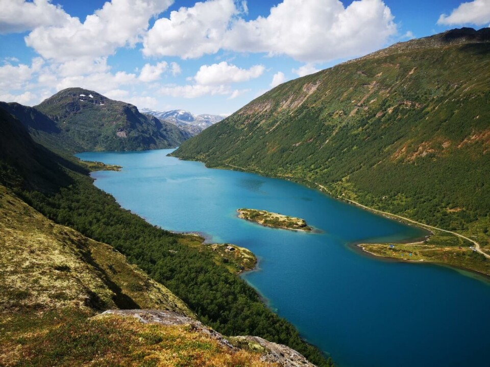 Den karakteristiske brefargen på vannet preger utsikten.