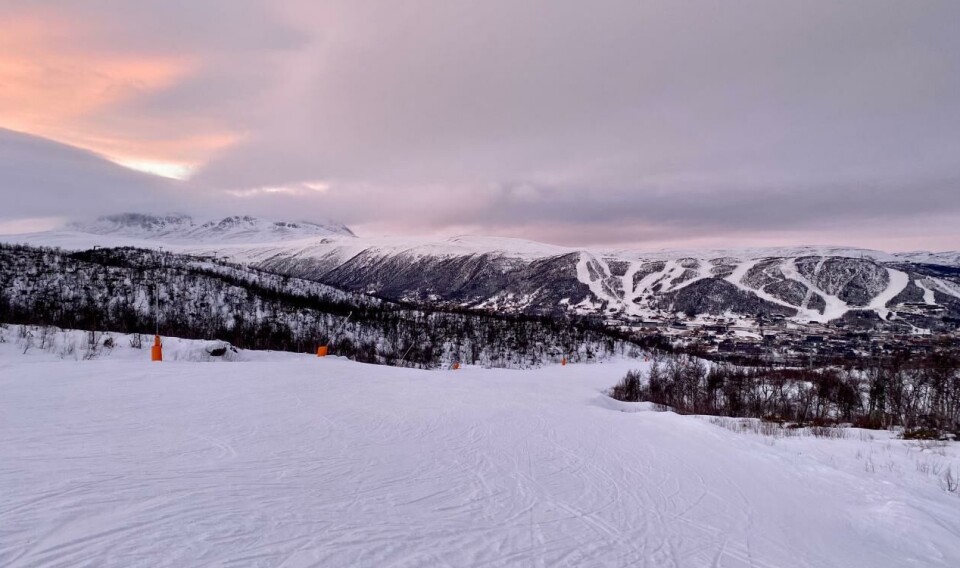 Hytta ligger rett ved preparerte langrennsløyper og nær alpinanlegget.