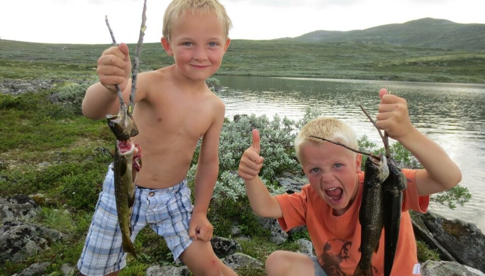 To gutter jubler over ørret de har fisket i Langsua nasjonalpark.