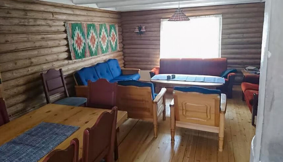 Hytta har god plass til måltider og avslapning.