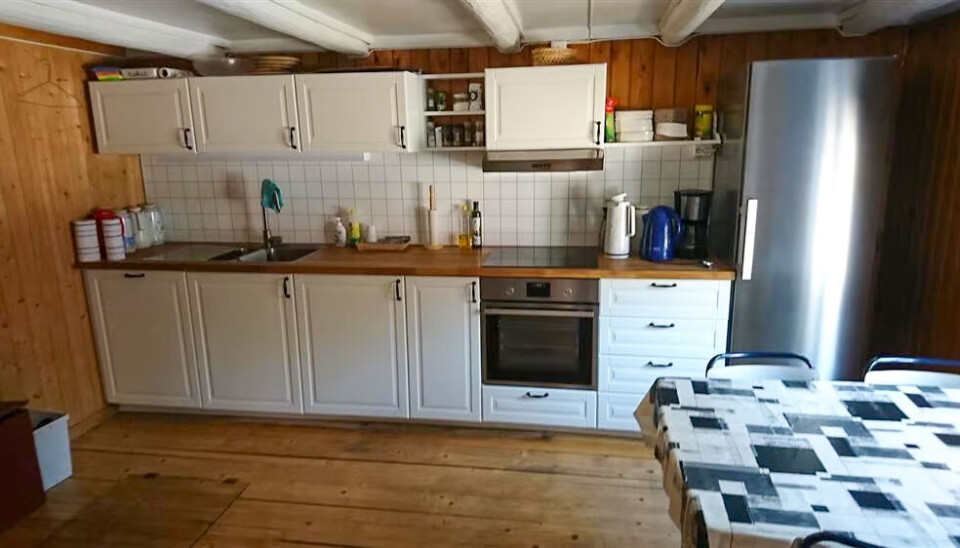 Kjøkkenet er stort og godt utstyrt.