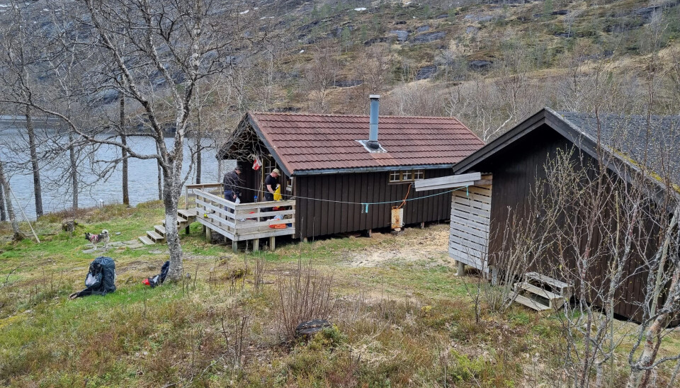 Hytta ligger ved Storvatnet i Lommervassdraget, et virkelig spennende sjøørretvassdrag med stor fisk.