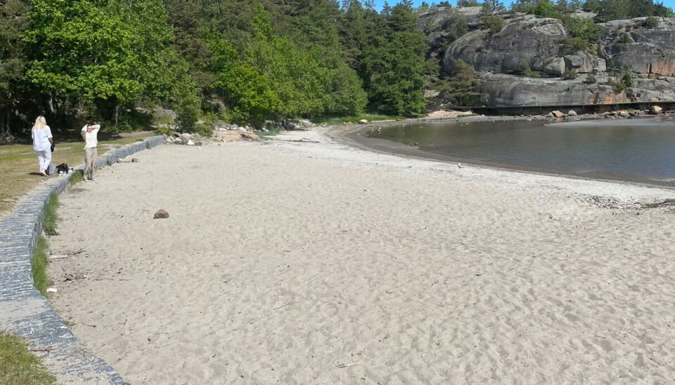 Kort vei til en nydelig og barnevennlig sandstrand.
