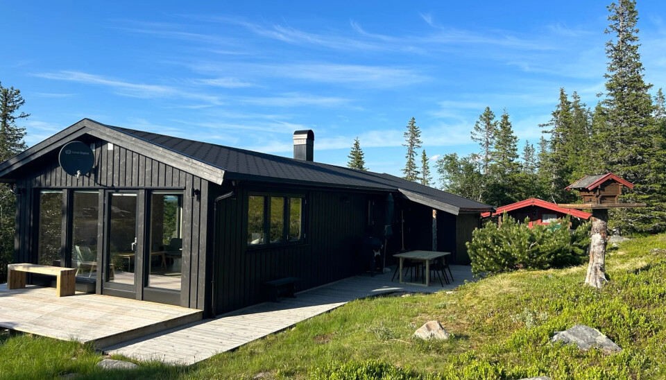 Hytta ligger usjenert til og har fine uteplasser og utsikt til høyfjellet.