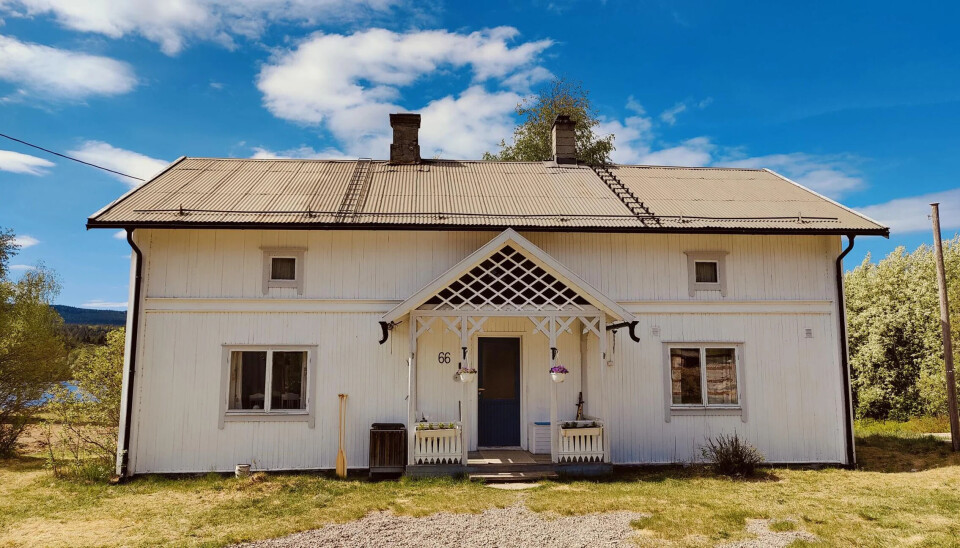 Huset ligger like ved Trysilelva i et område med svært gode muligheter for fluefiske, friluftsliv, skikjøring og stisykling.