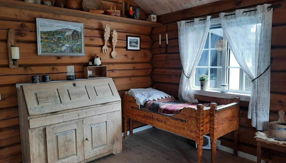 Det er skikkelig hyttestemning i tømmerhytta.