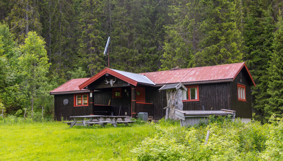 Hytta ligger usjenert til ved bredden av Trysilelkva i Gammelhusdalen, et jakt- og fiskeeldorado!
