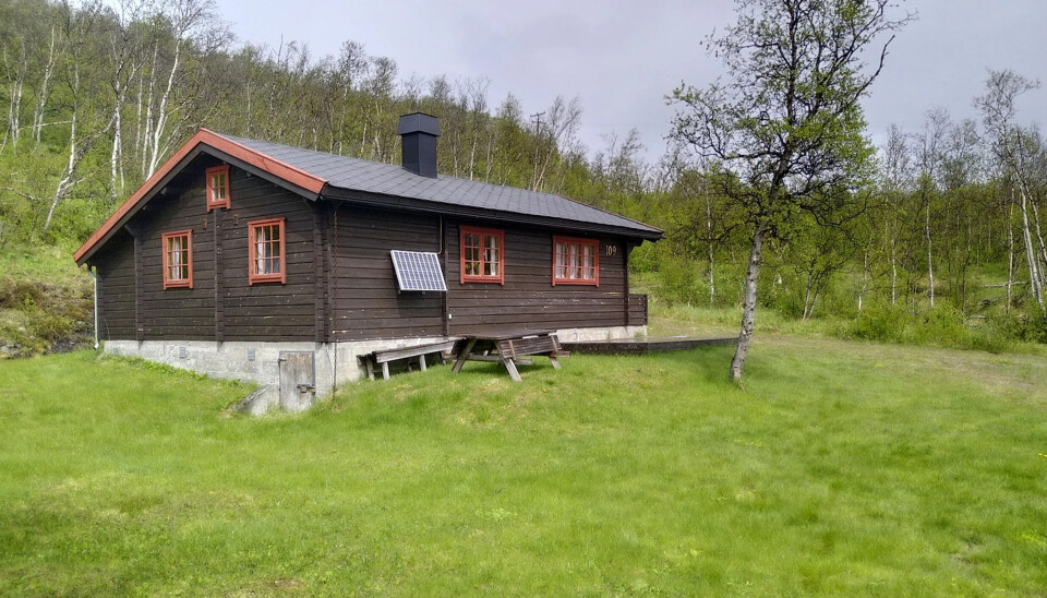 Hytta med fire sengeplasser ligger i et nydelig landskap med turmuligheter i alle retninger.