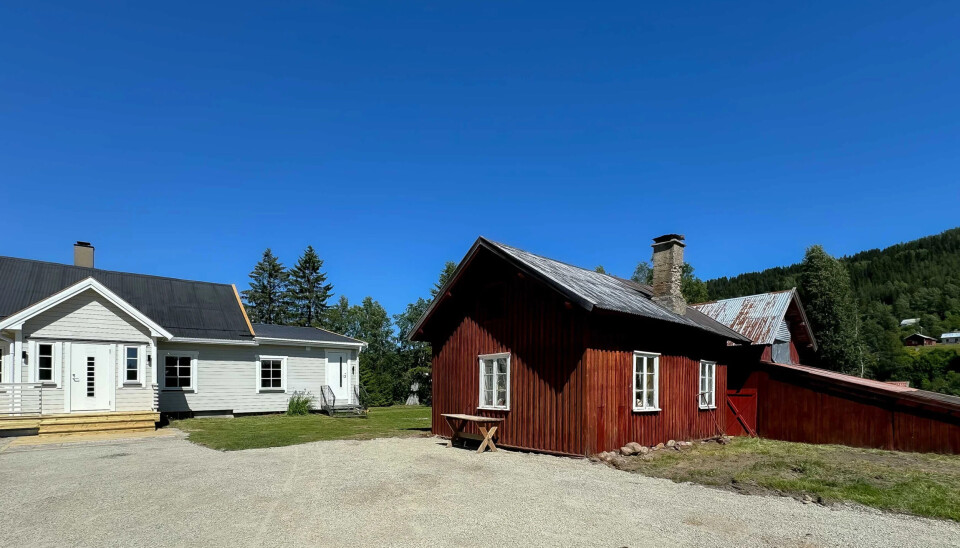 Hytta er den lyse til venstre for låven og annekset.