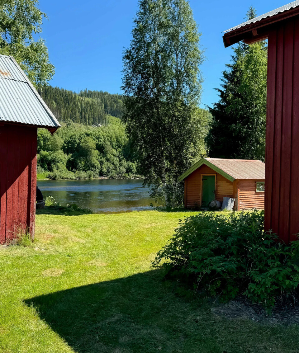 Du ser rett ned til elva fra tunet.