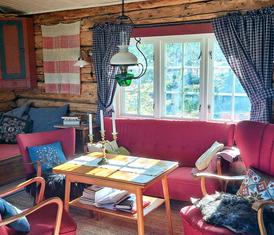 Eierne har beholdt hytta i gammel stil.
