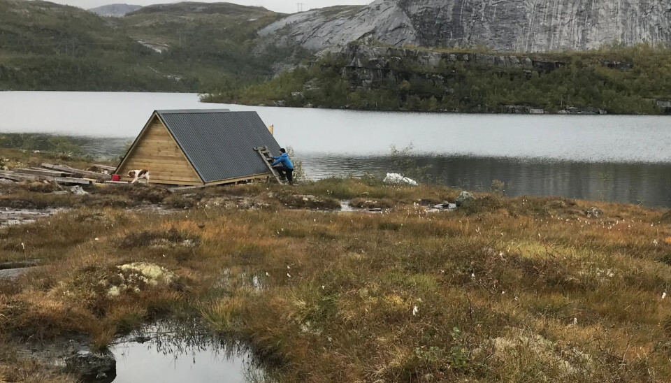 Hytta har et naust med båt.