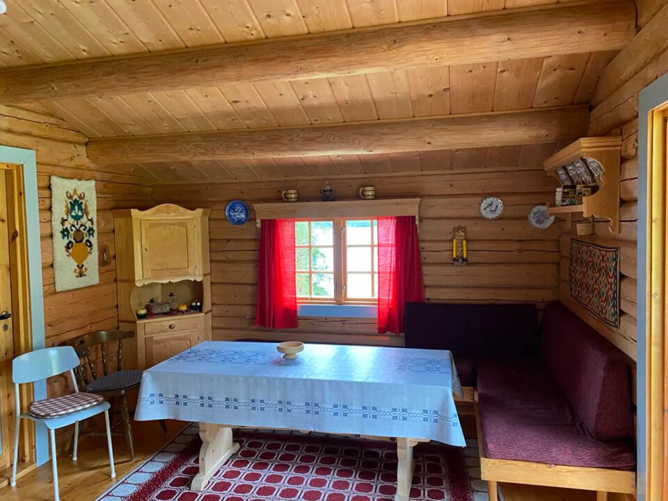 Hytta på 35 m2 har fire sengeplasser og to soverom.