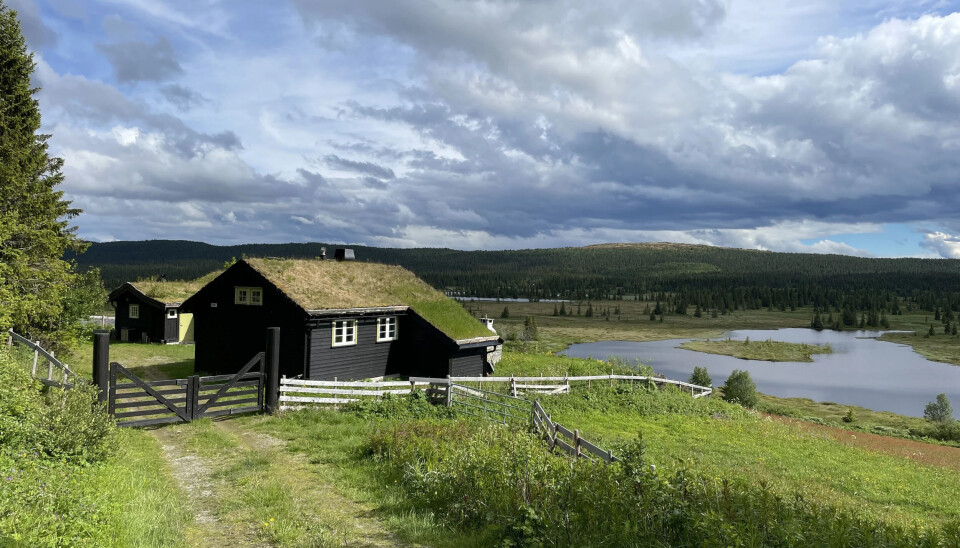 Hytta har en svært god plassering i terrenget med ørretvann i alle retninger.