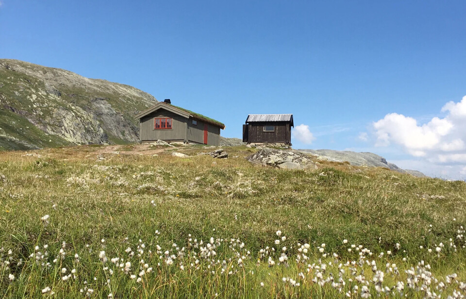 Denne lille hytta har fantastisk beliggenhet ved foten av Smørstabbtindane i Vest-Jotunheimen. Et flott utgangspunkt for fot- og fisketurer på Sognefjellet.