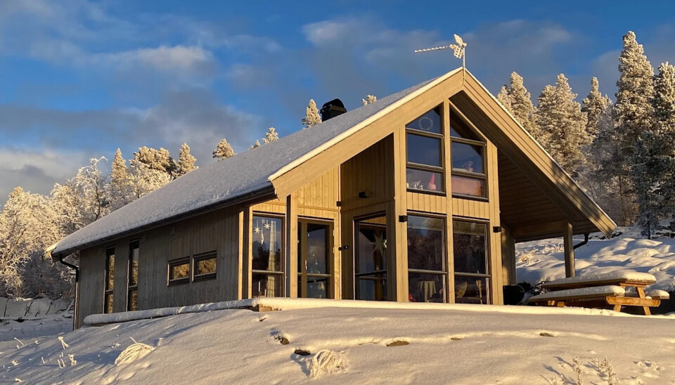 Hytta er ny og velutstyrt og har flott panoramautsikt over innsjøen.