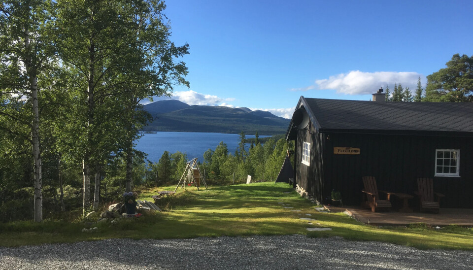 Hytta ligger fint til i Sandvika, sør i innsjøen.