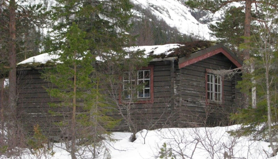 Det er hele sju meter til nærmeste fiskevann fra hytteveggen.