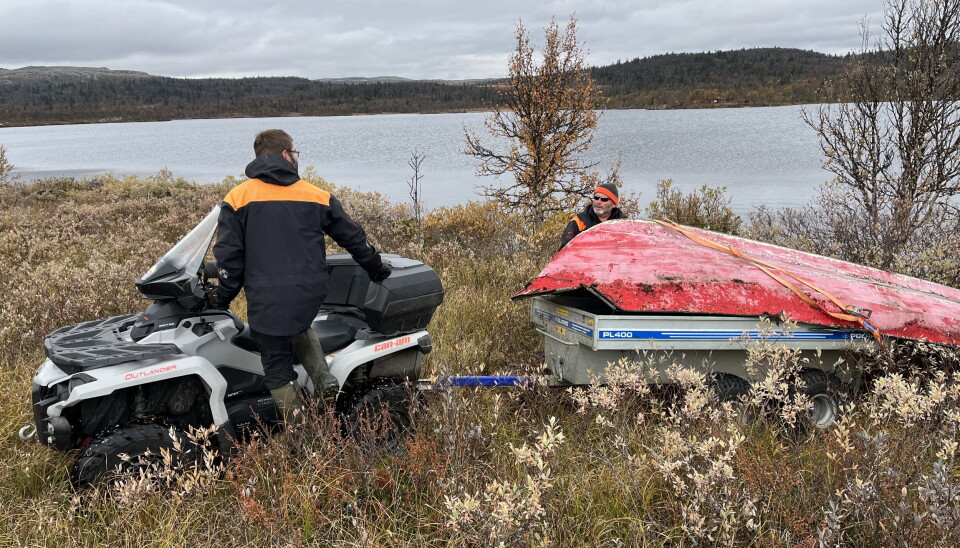 Tonnevis med søppel er fraktet ut av fjellet av fjellstyrene. Her har Øyer fjellstyre tatt tak i et av mange båtvrak som ligger igjen i fjellet.