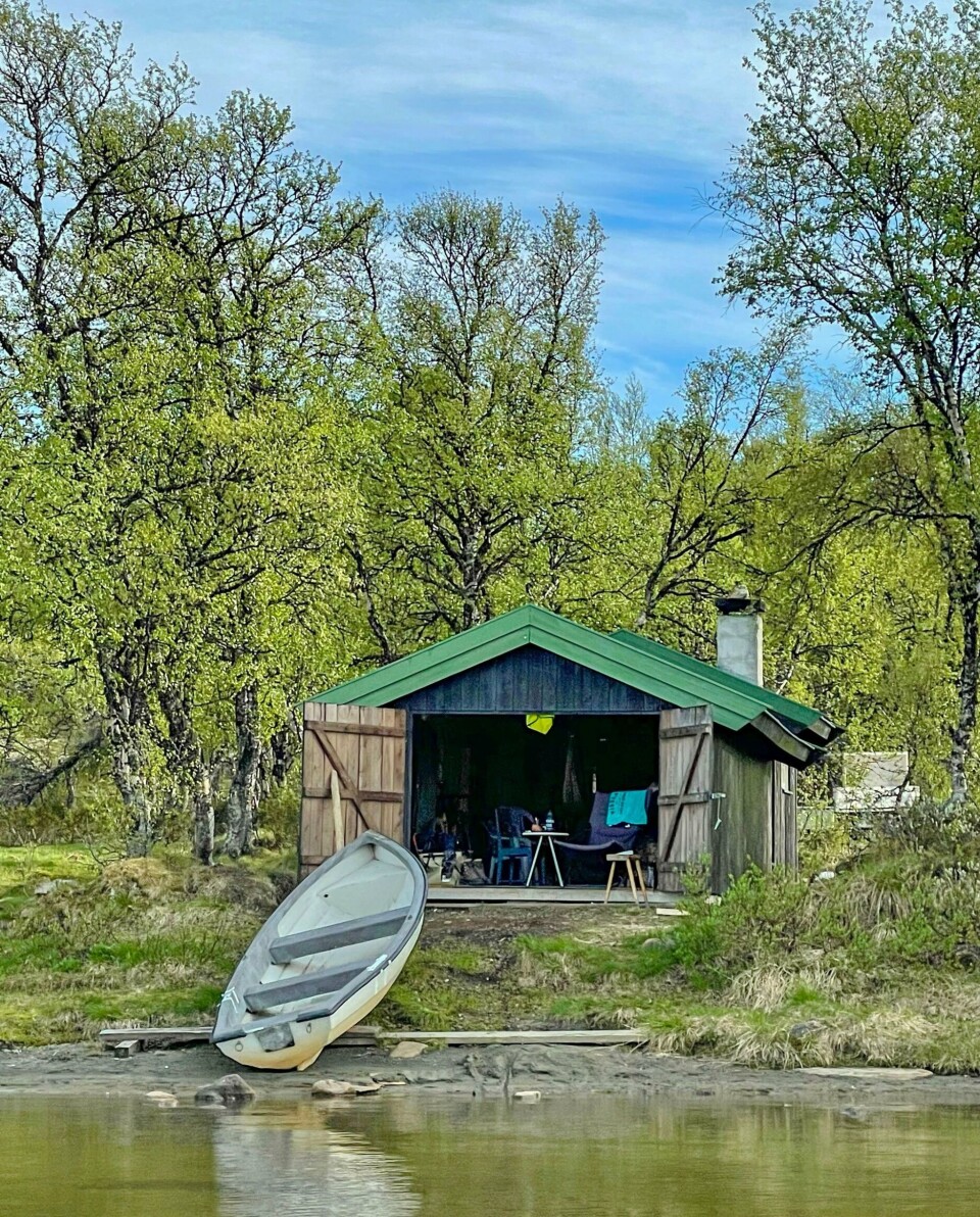 Dette naustet ved Hersjøen er en favoritt i Espedalen. Bua i enden av naustet har to køyesenger.
