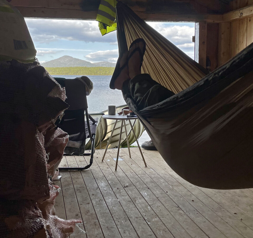 Naustet ved Hersjøen gjør ikke bare jobben som bu. Det kan fungere som en oase for slitne byhjerner også. Spenn opp hengekøya inne, nyt utsikten og trekk inn fjellufta. Nyt.