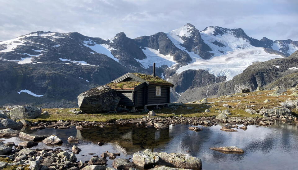Gjertvasshytta med Gjertvasstindene og Gjertvassbreen.