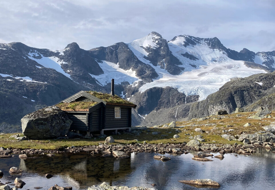 Gjertvasshytta med Gjertvasstindene og Gjertvassbreen. Hytta holdes vinterstengt fra september til juni. Resten av tiden kan alle leie den og oppleve den fantastiske naturen i høyfjellet i Luster.
