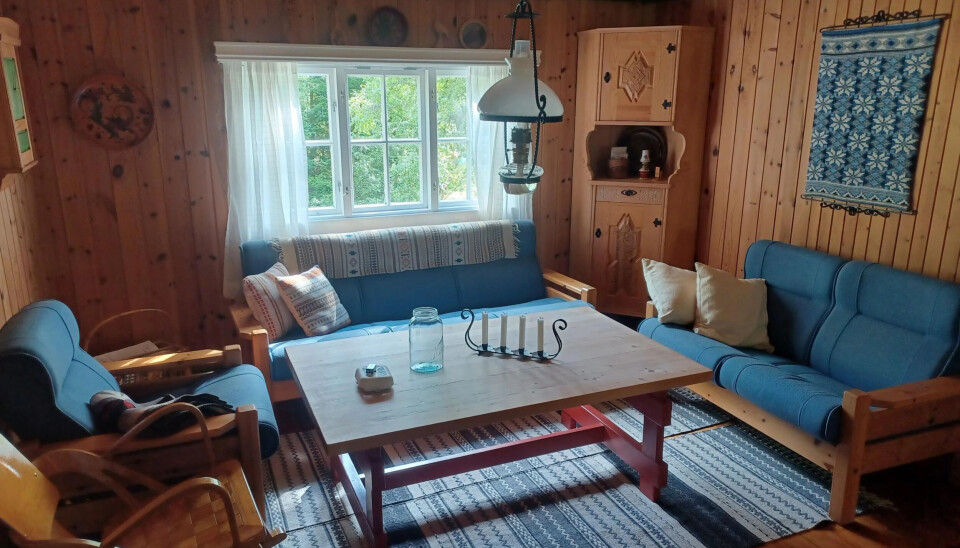 Hytta ved Sogaelvi er tradisjonelt innredet.
